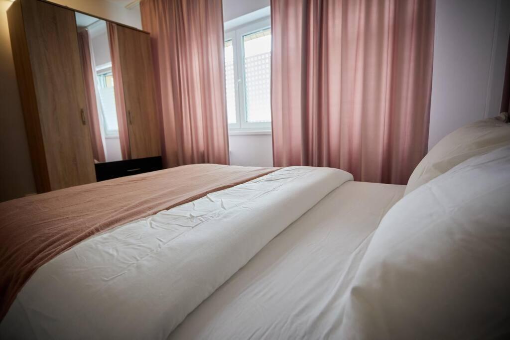 Queen Apartment Athenee ブカレスト エクステリア 写真